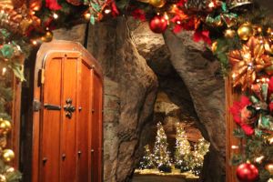 Christmas door at Kents Cavern | Devon